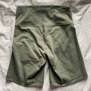TNA Atmosphere 7” high rise biker shorts